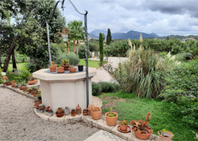 Finca Brunnen und Auffahrt, Mallorca, Spanien